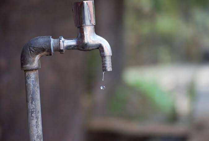 Rompimento de tubulação afeta abastecimento de água em pelo menos seis bairros de Rio Pardo.