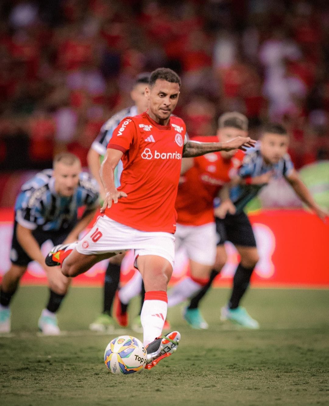 Com gol nos acréscimos, Internacional vence o Grêmio no clássico.