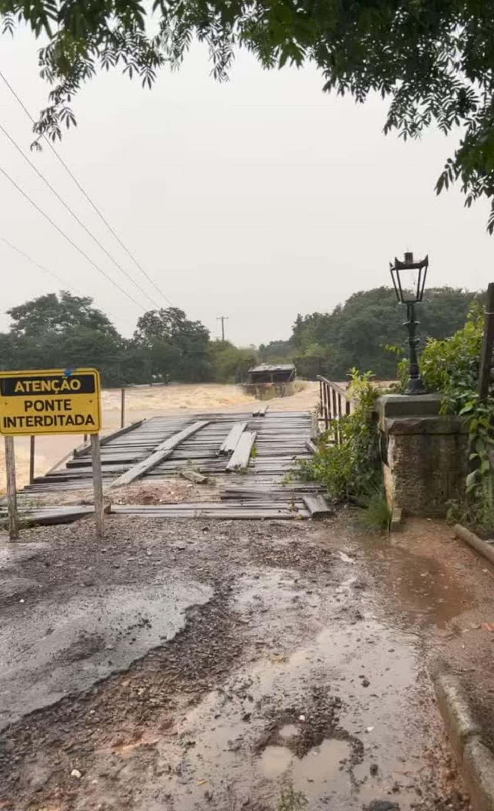 “Ponte velha” é levada pelas águas, em Rio Pardo.