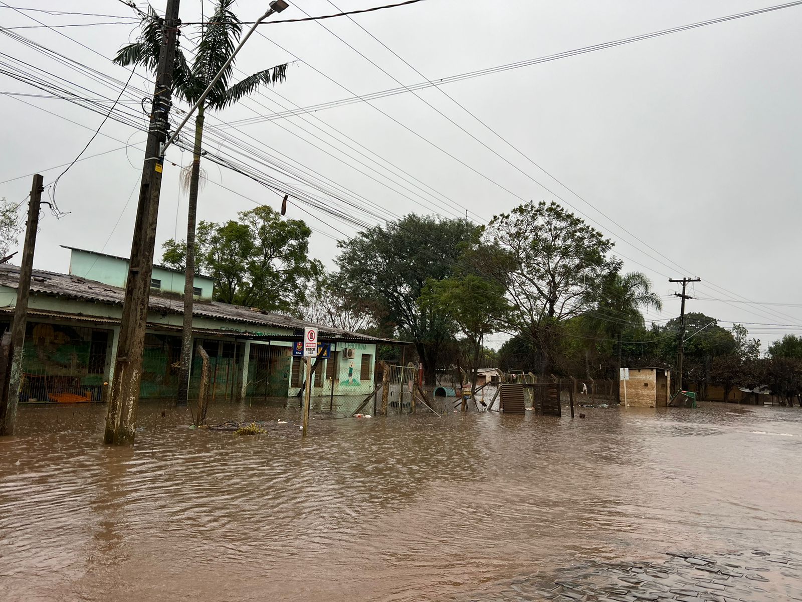 ENCHENTE l Chuva do final de semana atrasa volta pra casa.