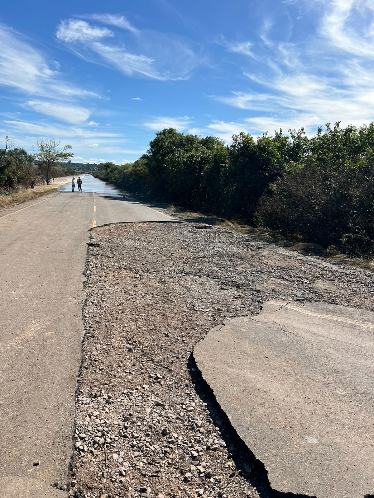 Com estragos na pista e ponte interrompida, acesso ao interior de Rio Pardo pela ERS 403 pode demorar mesmo quando a água baixar.