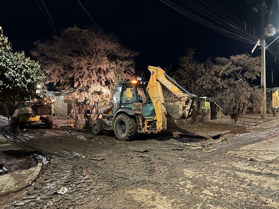 Força-tarefa realiza a limpeza e recolhimento de entulhos das ruas atingidas pelas águas.