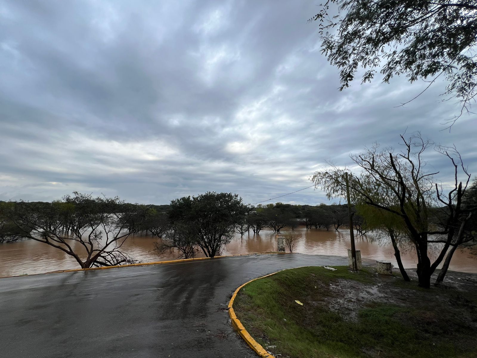 RIO PARDO: Chuva forte na madrugada, alagamentos e rios subindo.