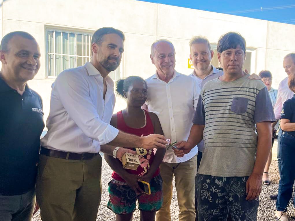 Governador participa de entrega de 20 casas em Rio Pardo.